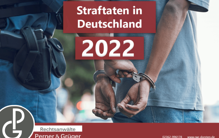Mann wird in Handschellen abgeführt - Statistik zu den Straftaten 2022 in Deutschland